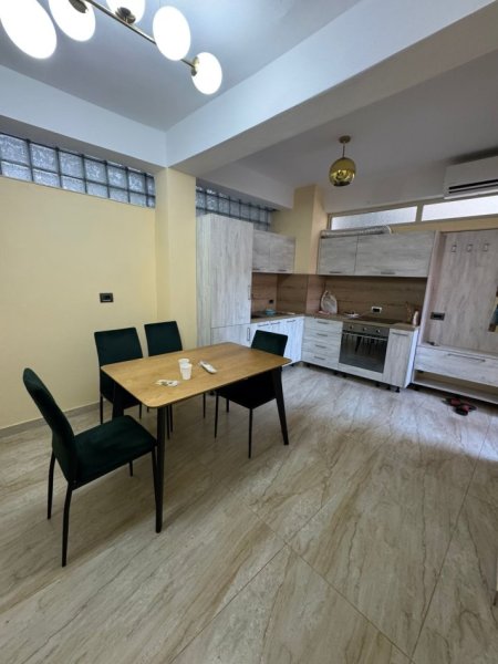 Tirane, jepet me qera apartament 1+1+Ballkon Kati 2, 60 m² 350 € (ALI DEMI)