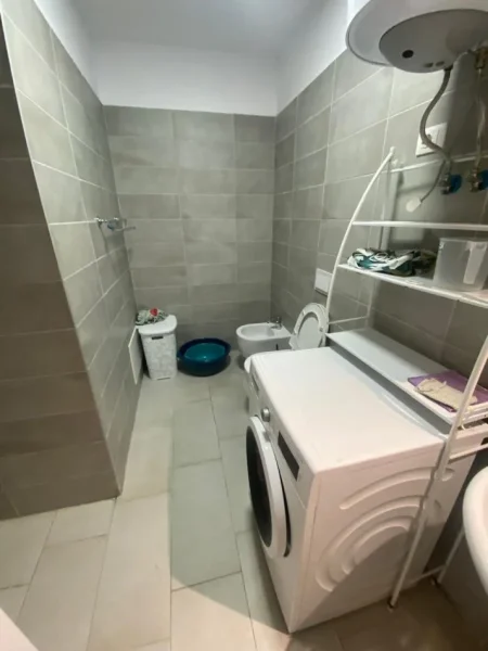 Tirane, jepet me qera apartament 1+1+Ballkon Kati 3, 78 m² 550 € (Fusha aviacionit)