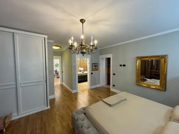 Tirane, shitet apartament 2+1+Ballkon Kati 8, 264 m² 640.000 € (RRUGA E DIBRES)