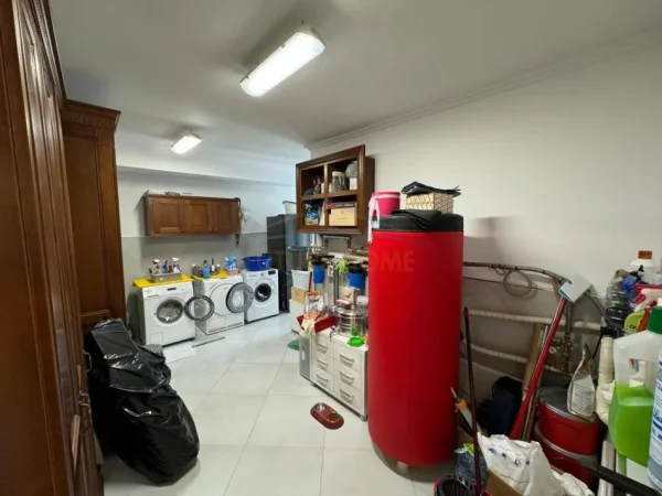 Tirane, shitet apartament 2+1+Ballkon Kati 8, 264 m² 640.000 € (RRUGA E DIBRES)