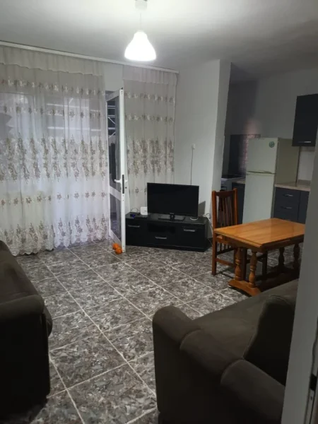 Tirane, jepet me qera apartament 1+1 Kati 2, 60 m² (Ali Demi)