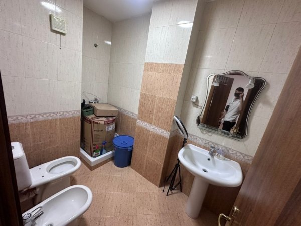 Tirane, jepet me qera apartament 2+1 Kati 3, 91 m² 800 € (KOMUNA E PARISIT)