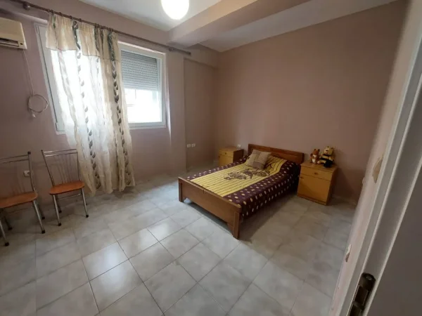 Shqiperi, jepet me qera apartament 3+1 Kati 1, 160 m² 1.200 € (Rruga e Elbasanit)