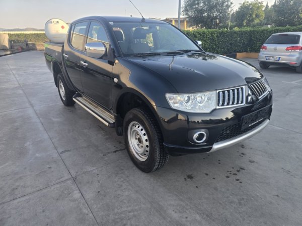Fier, shitet SUV | Xhip Mitsubishi L 200 DID 4x4 Klima Nafte, e zeze 200.000 km 13.500 €