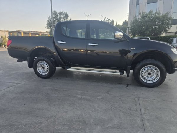 Fier, shitet SUV | Xhip Mitsubishi L 200 DID 4x4 Klima Nafte, e zeze 200.000 km 13.500 €