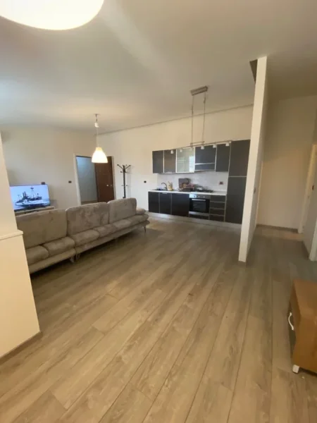 Tirane, jepet me qera apartament 1+1 Kati 8, 72 m² 500 € (ish Fusha e Aviacionit)