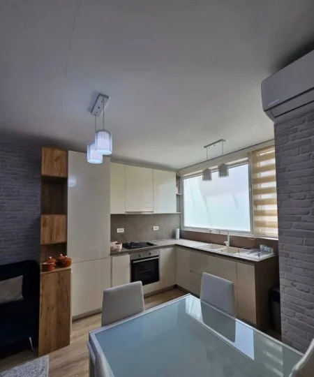 Tirane, jepet me qera apartament 2+1+Ballkon Kati 4, 600 € (Shkolla e Baletit)