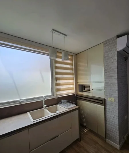 Tirane, jepet me qera apartament 2+1+Ballkon Kati 4, 600 € (Shkolla e Baletit)