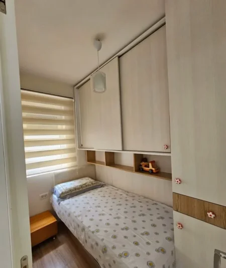 Tirane, jepet me qera apartament 2+1+Ballkon Kati 4, 600 € (Shkolla e Baletit)