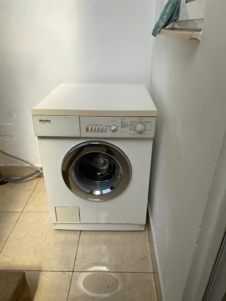 Tirane, jepet me qera shtepi 1+1 Kati 1, 40 m² 300 € (Rruga Fadil Bodinaku)