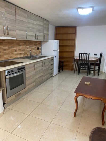 Tirane, jepet me qera shtepi 1+1 Kati 1, 40 m² 300 € (Rruga Fadil Bodinaku)