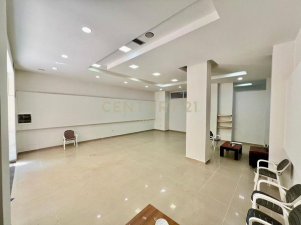 Tirane, jepet me qera ambjent biznesi Kati 0, 110 m² 1.000 € (Komuna e Parisit)