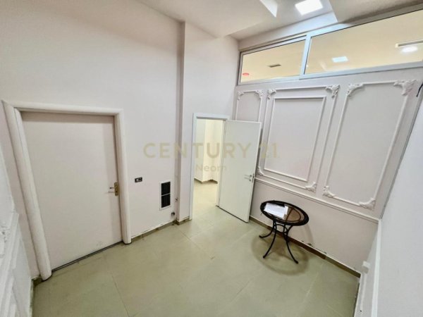 Tirane, jepet me qera ambjent biznesi Kati 0, 110 m² 1.000 € (Komuna e Parisit)