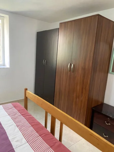 Tirane, jepet me qera shtepi 1+1 Kati 1, 40 m² 300 € (Rruga Fadil Bodinaku)