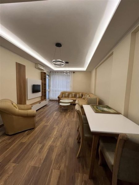 Tirane, jepet me qera apartament 1+1+Ballkon Kati 1, 60 m² 570 € (Vellezrit huta)