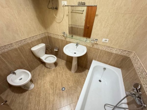 Tirane, jepet me qera apartament 2+1+Ballkon , 90 m² (Reshit petrela)
