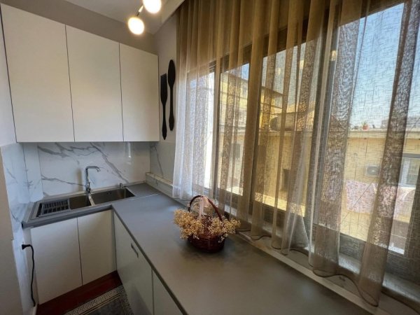 Tirane, jepet me qera apartament 1+1 Kati 3, 79 m² 600 € (Muahamet gjollesha)