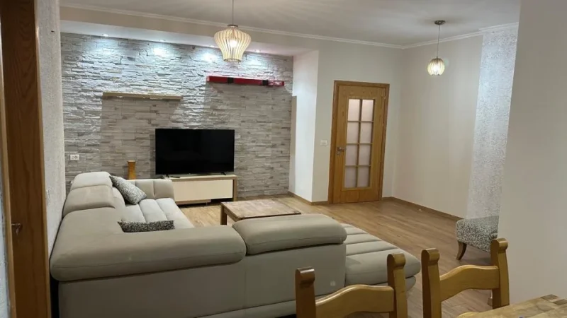 Tirane, jepet me qera 2+1+Ballkon Kati 7, 110 m² 600 € (Rruga e kavajes)
