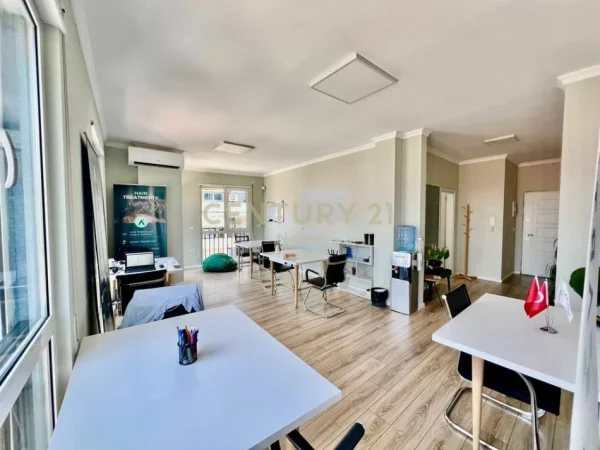 Tirane, jepet me qera zyre Kati 4, 105 m² 950 € (Neom117423)