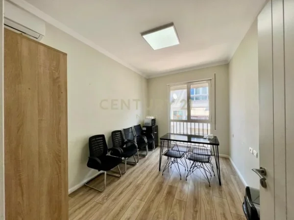 Tirane, jepet me qera zyre Kati 4, 105 m² 950 € (Neom117423)