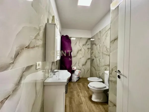 Tirane, jepet me qera zyre Kati 4, 105 m² 950 € (Neom117423)