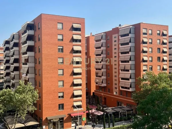 Tirane, jepet me qera apartament 1+1+Aneks+Ballkon Kati 3, 75 m² 700 € (Neom117446)