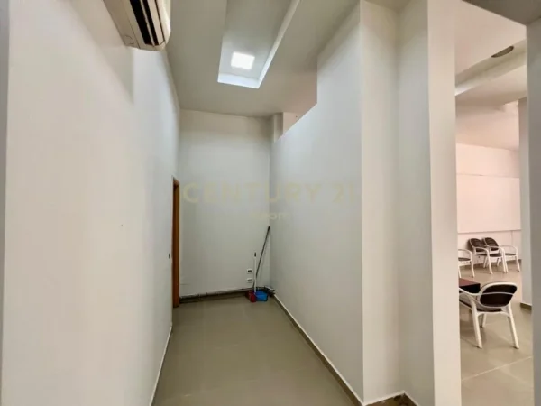 Tirane, jepet me qera ambjent biznesi Kati 0, 110 m² 1.000 € (Neom117480)