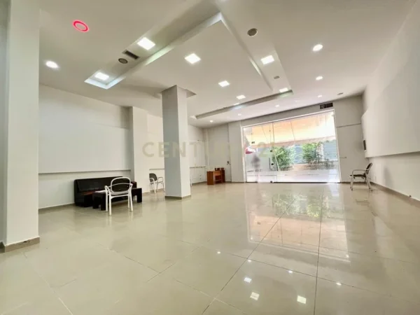 Tirane, jepet me qera ambjent biznesi Kati 0, 110 m² 1.000 € (Neom117480)
