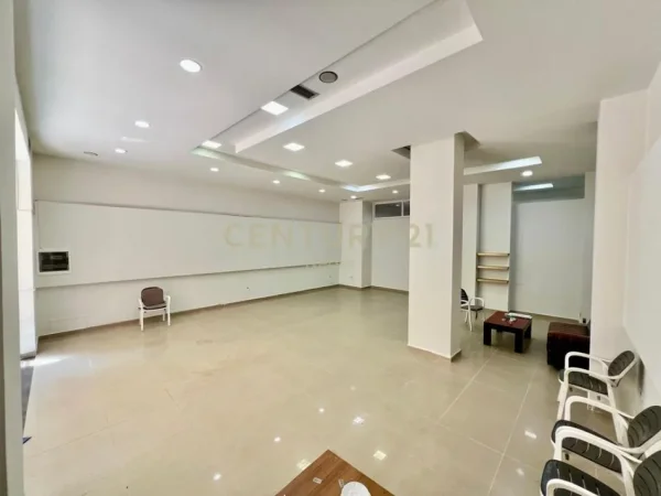 Tirane, jepet me qera ambjent biznesi Kati 0, 110 m² 1.000 € (Neom117480)