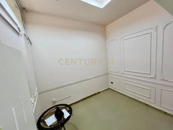 Tirane, jepet me qera ambjent biznesi Kati 0, 110 m² 1.000 € (Neom117480)