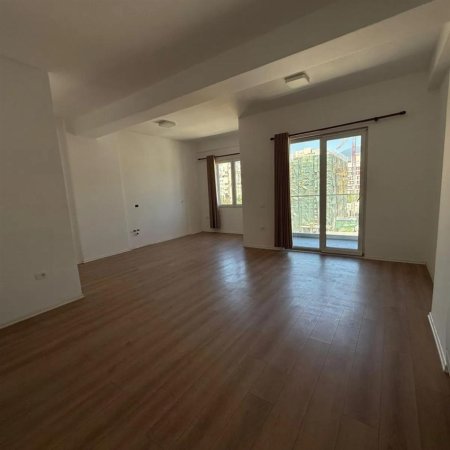 Tirane, jepet me qera zyre Kati 1, 97 m² 650 € (SQUARE 21)