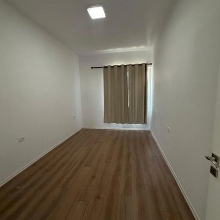 Tirane, jepet me qera zyre Kati 1, 97 m² 650 € (SQUARE 21)