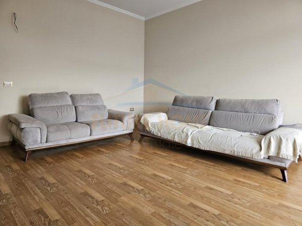 Tirane, jepet me qera apartament 2+1 Kati 3, 124 m² 800 € 