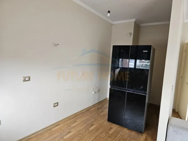 Tirane, jepet me qera apartament 2+1 Kati 3, 124 m² 800 € 