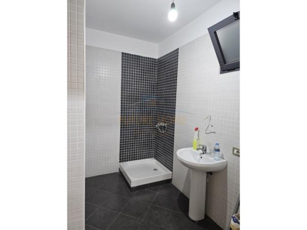 Tirane, jepet me qera apartament 2+1 Kati 3, 124 m² 800 € 