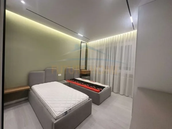Tirane, jepet me qera apartament 2+1 Kati 7, 104 m² 900 € 
