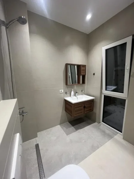 Tirane, jepet me qera apartament 2+1+Ballkon Kati 4, 174 m² 900 € (rruga 5 maji)