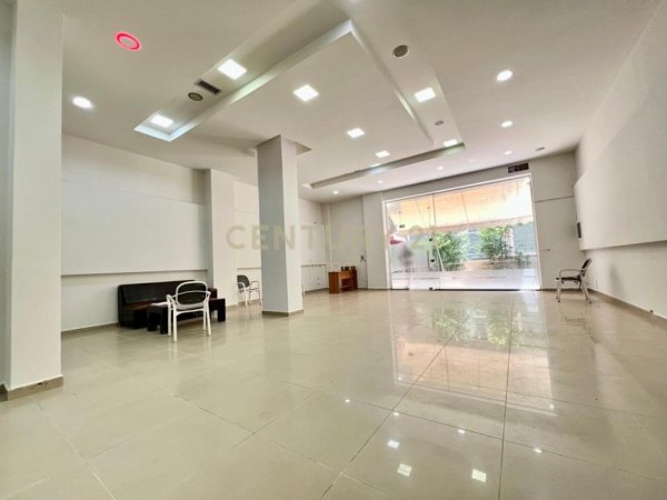 Tirane, jepet me qera ambjent biznesi Kati 0, 110 m² 1.000 € (KOMUNA PARISIT)