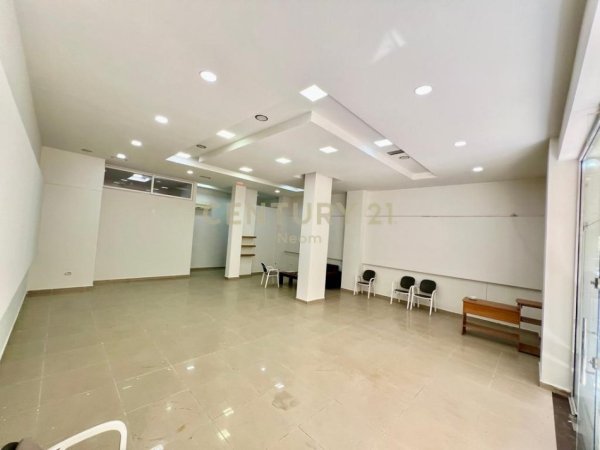 Tirane, jepet me qera ambjent biznesi Kati 0, 110 m² 1.000 € (KOMUNA PARISIT)