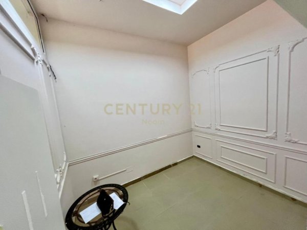 Tirane, jepet me qera ambjent biznesi Kati 0, 110 m² 1.000 € (KOMUNA PARISIT)