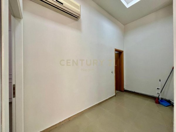 Tirane, jepet me qera ambjent biznesi Kati 0, 110 m² 1.000 € (KOMUNA PARISIT)
