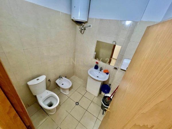 Tirane, jepet me qera ambjent biznesi Kati 0, 110 m² 1.000 € (KOMUNA PARISIT)