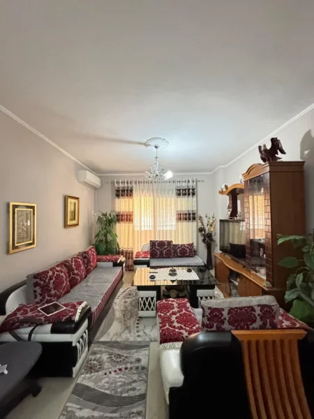 Tirane, jepet me qera apartament 2+1+Ballkon Kati 7, 110 m² 500 € (loni ligori)