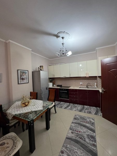 Tirane, jepet me qera apartament 2+1+Ballkon Kati 7, 110 m² 500 € (loni ligori)