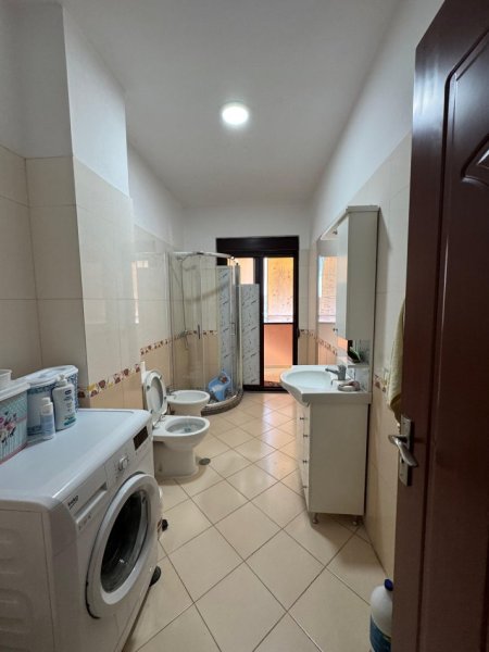 Tirane, jepet me qera apartament 2+1+Ballkon Kati 7, 110 m² 500 € (loni ligori)