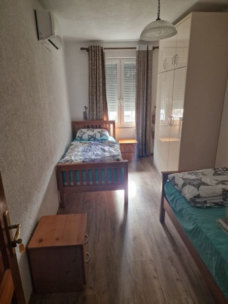 Tirane, jepet me qera apartament 2+1+Aneks+Ballkon Kati 2, 100 m² 460 € (5 Maji , Perball shkolles Kico Blushi.)