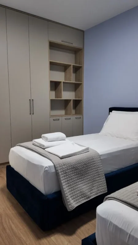Tirane, jepet me qera apartament 2+1 Kati 3, 105 m² 1.100 € (pazari i ri)