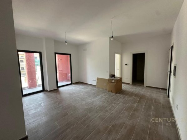 Tirane, jepet me qera zyre Kati 1, 65 m² 700 € (Tek Galeria Roma)