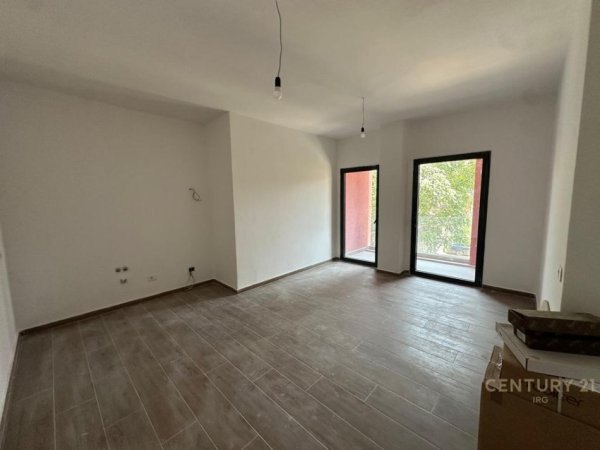 Tirane, jepet me qera zyre Kati 1, 65 m² 700 € (Tek Galeria Roma)