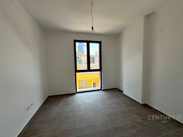 Tirane, jepet me qera zyre Kati 1, 65 m² 700 € (Tek Galeria Roma)